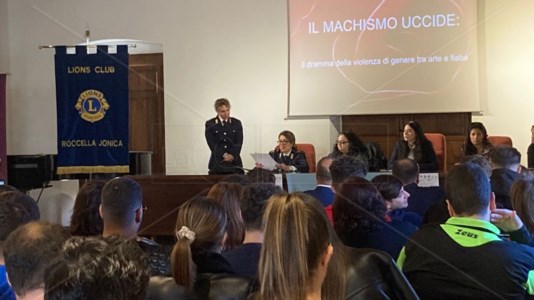 A scuola di rispettoRoccella Jonica, l’istituto Mazzone e la polizia di Stato fanno lezione contro la violenza di genere