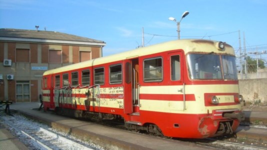 Automotrice M2 serie 200 in sosta nella stazione di Gioia (foto wikipedia)