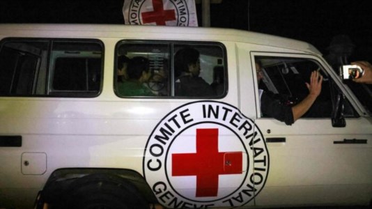 La Croce Rossa, che ha preso in carico gli ostaggi (foto Ansa)