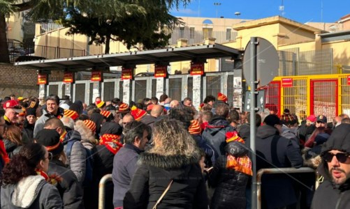 Grande attesaFiume giallorosso a Catanzaro per il derby contro Cosenza: 13mila tifosi verso lo stadio per sostenere le aquile