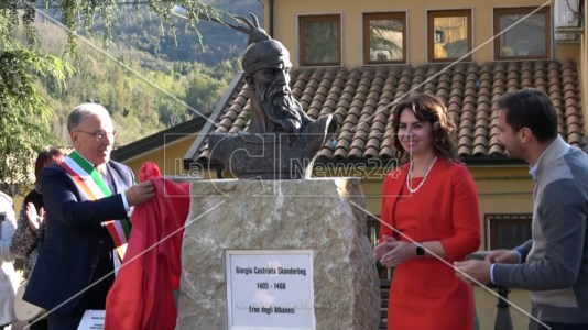 Eroe arbëreshA Falconara Albanese l’ambasciatrice del Kosovo scopre il monumento dedicato a Skanderbeg