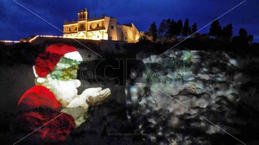 I nostri formatA Tropea si accende la magia del Natale con le luminarie artistiche: LaC Storie tra i vicoli del borgo