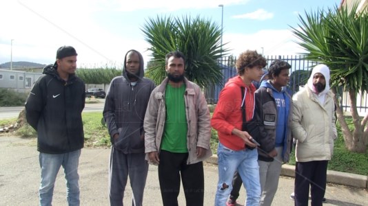 Viaggio nell’hotspotI migranti di Vibo denunciano: «Abbiamo freddo». Ma la Croce rossa smentisce: «Gli diamo tutto ma fanno sparire scarpe e giacconi»