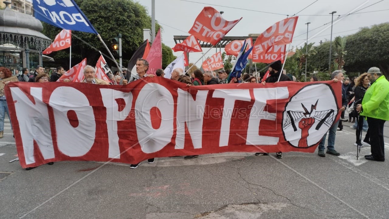 Una recente manifestazione No Ponte a Messina
