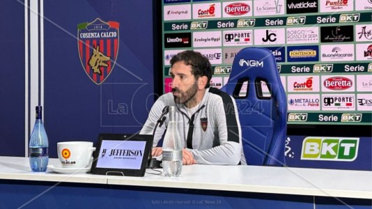 Il tecnico rossoblù Fabio Caserta in conferenza-stampa