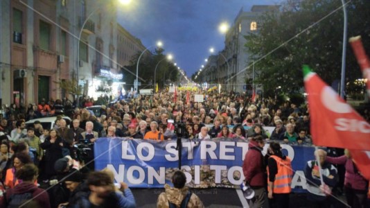 La mobilitazioneIn migliaia sfilano a Messina per dire no al Ponte: sfida a Salvini ma senza i sindaci di Reggio e Villa San Giovanni