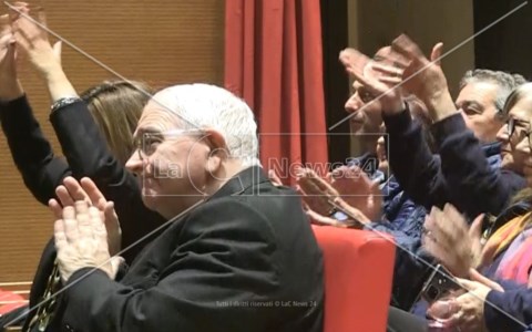 Il vescovo tra gli applausi con la lingua dei segni 