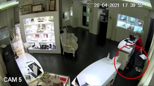 Furia omicidaUccise due rapinatori, 17 anni al gioielliere Roggero: il video di quel giorno