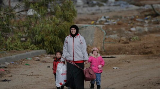 Donne e bambini alla ricerca di un luogo sicuro a Gaza (Foto Ansa)