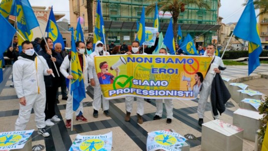 Il sit-inInfermieri del Nursing up in piazza anche a Catanzaro, Sisinni: «Stipendi più bassi d’Europa, in Italia è un fuggi fuggi»