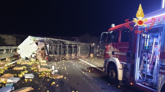 Paura in stradaIncidente sull’A2, camion si ribalta nei pressi dello svincolo di Mileto: ferito l’autista