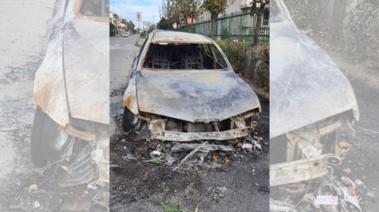 L’incendioAuto in fiamme a Trebisacce, probabile l’origine dolosa: indagini in corso