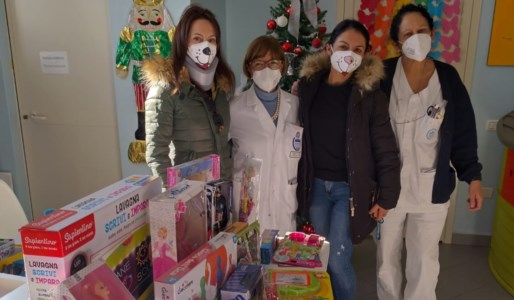 Un dono in corsiaCatanzaro, Babbo Natale arriva alla Dulbecco: raccolta di regali per i bimbi ricoverati in Oncoematologia