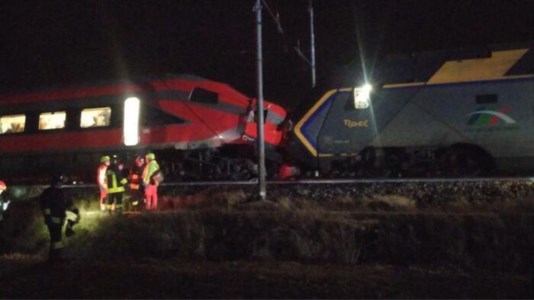 Attimi di panicoIncidente ferroviario nel Ravennate, scontro fra un treno regionale e un Freccia: 17 feriti