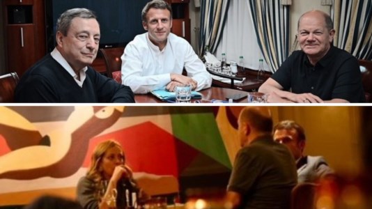 Sopra Draghi in treno verso Kiev con Scholz e Macron (giugno 2022). Sotto la premier Meloni a cena con Scholz e Macron (13 dicembre 2023)