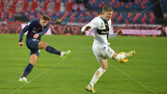 Serie BIl Cosenza strappa un punto contro il Parma capolista: 0-0 al Marulla