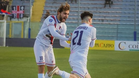 L’esultanza al gol di Staropoli per il momentaneo vantaggio rossoblù (foto Vibonese Calcio)