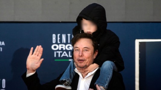 La riflessioneAtreju, l’oscena ostentazione di un bimbo di 3 anni: il figlio di Elon Musk alla festa di Fdi con il papà