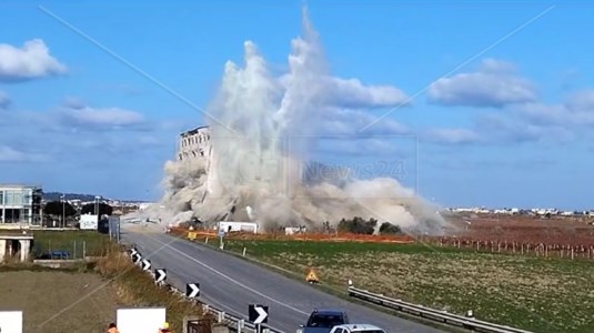 La demolizioneEcomostro di Torre Melissa, l’abbattimento con l’esplosivo visto dal drone