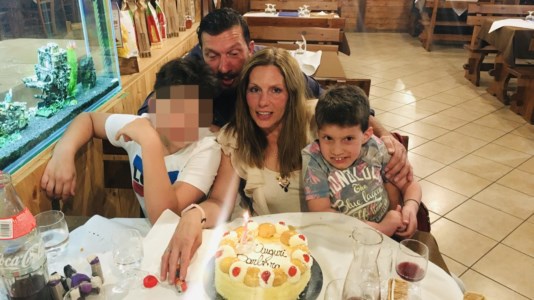 Il piccolo Karol ritratto in una foto con la famiglia