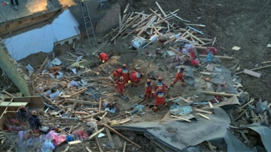 La terra tremaTerremoto di magnitudo 6.2 in Cina, almeno 118 morti il bilancio del sisma nel Gansu