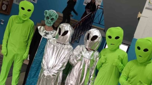Open dayRoccella, una scuola sotto attacco alieno accoglie i futuri studenti: l’originale iniziativa dell’istituto Mazzone