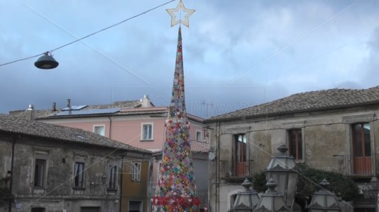 Ormai tradizioneA Girifalco l’albero di Natale all’uncinetto di 16 metri: «Un lavoro lungo 3 mesi che incarna lo spirito di questa festa»