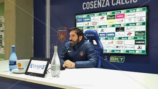L’allenatore rossoblù Fabio Caserta