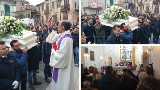 L’ultimo salutoLa comunità di San Costantino in lacrime: oltre tremila persone al funerale del 13enne morto a scuola