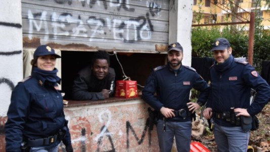 Regalo di NataleVive in uno stabile abbandonato, poliziotti donano panettone a un giovane keniano