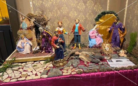 La rassegnaCaulonia, la magia dei presepi artigianali nel centro storico accende il Natale