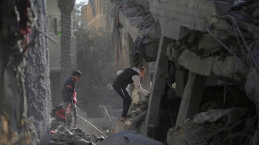 Il conflitto infinitoGuerra in Medio Oriente, raid israeliano su un campo profughi a Gaza: almeno 70 morti
