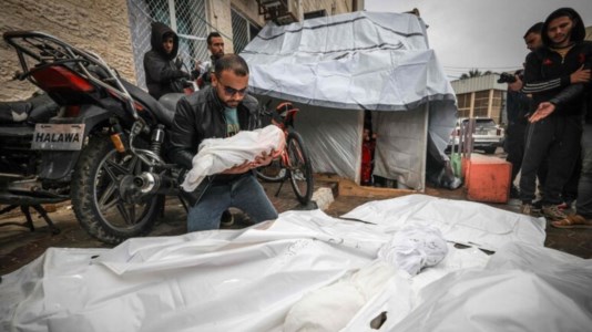 Guerra infinitaMedio Oriente, bombardamento israeliano su un campo profughi a Gaza: il bilancio dei morti sale a 106