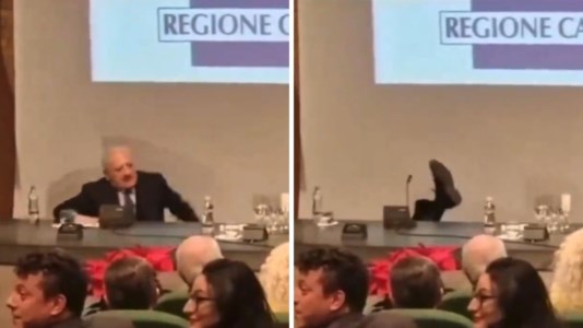 Video viraleIl governatore De Luca a gambe all’aria: gli tolgono la sedia e cade durante il brindisi di fine anno