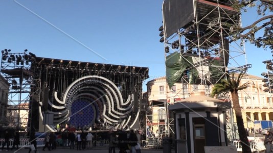 Il palco allestito in piazza Pitagora