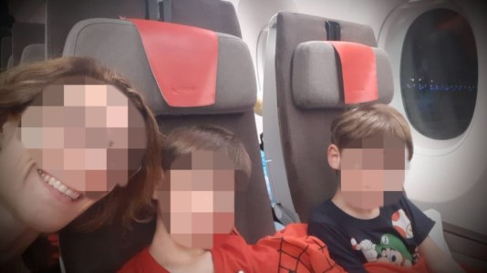 Manuela e i suoi due bambini durante il volo di ritorno in Italia