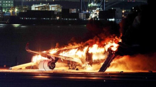 Paura a bordoAereo in fiamme all’aeroporto di Tokyo, evacuati i passeggeri: il video
