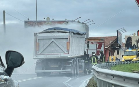 ViabilitàTir in fiamme allo svincolo autostradale di Sant’Onofrio: disagi per la circolazione