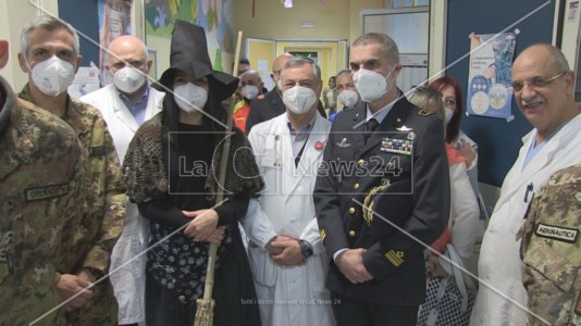 Momento di gioiaSorpresa in corsia, nelle pediatrie dell’Annunziata di Cosenza arriva la Befana dell’Aeronautica militare