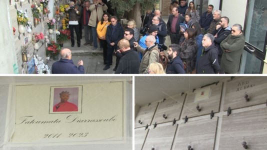 Il ricordoVibo, Libera porta i fiori sulle tombe senza nome dei migranti sepolti a Bivona