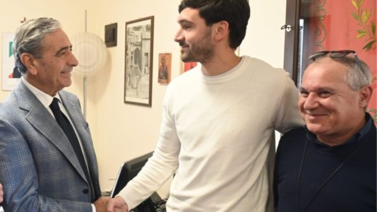La stretta di mano tra il sindaco di San Lucido e il giovane medico argentino