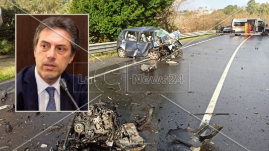Il sindaco di Catanzaro, Nicola Fiorita e sullo sfondo il tragico incidente avvenuto a Montepaone