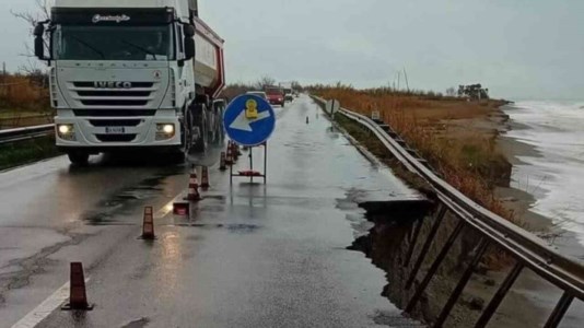 I danni del maltempoLa pioggia erode l&rsquo;asfalto sulla Statale 18, crolla un pezzo di strada ad Amantea