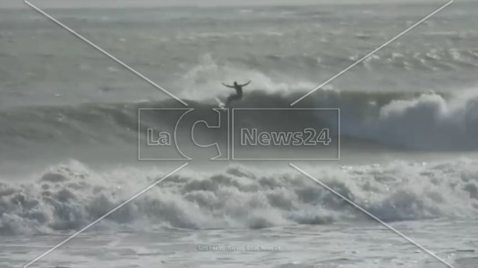 Sport estremiLo spettacolo del surfista a caccia dell’onda perfetta nella mareggiata sul Tirreno