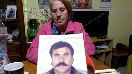 Maria Montaspro, nel corso dell’intervista mostra una foto del fratello Maria, assassinato nel 1992