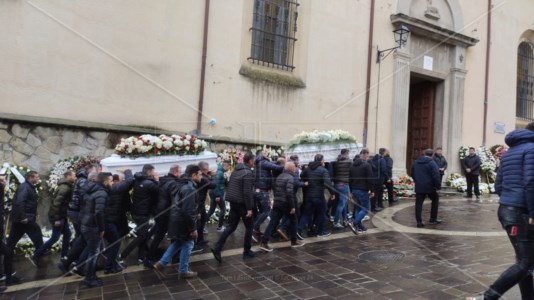 L’ultimo salutoIl dolore di San Luca: folla ai funerali delle quattro giovani vittime dell’incidente sulla 106. «Sulla statale si infrangono sogni e speranze»