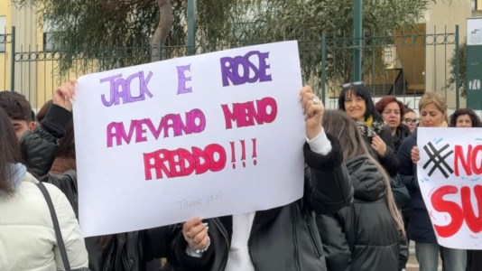 Il sit-inA scuola con giacconi e coperte, il Liceo Scientifico di Rossano senza riscaldamenti: scatta la protesta degli studenti