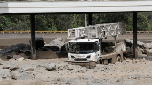 La tragediaMaltempo in Colombia, frana si abbatte su un edificio: almeno 18 morti