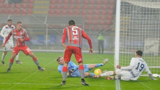 Serie BIl Cosenza sbatte sul palo e la Cremonese vince per 1-0 grazie alla rete di Antov