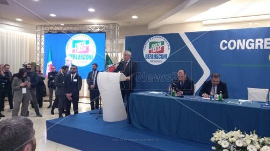 Bandiere azzurreForza Italia, Tajani al congresso di Cosenza: «In Calabria un’ottima classe dirigente». Gallo confermato segretario